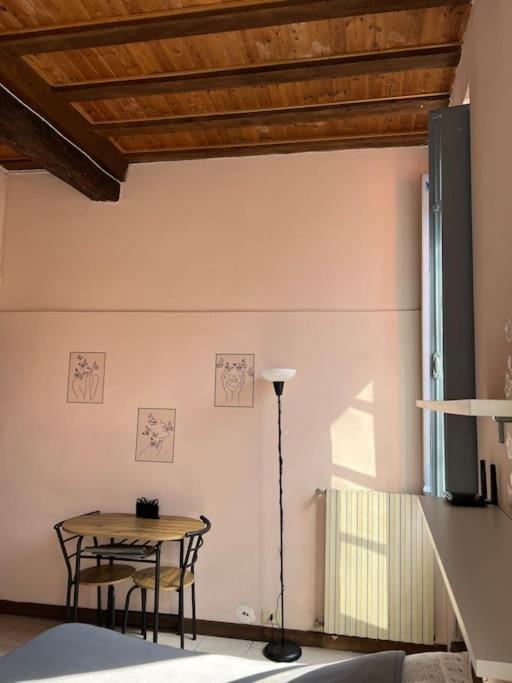 Minimal Studio Con Travi A Vista Пиаченца Екстериор снимка